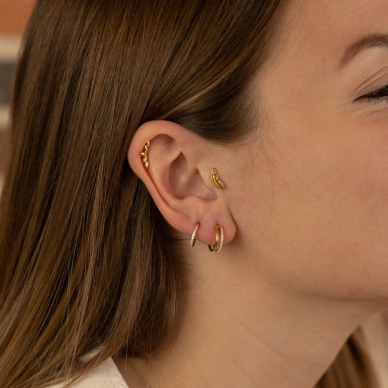 Plume PVD Gold Titane portée au Tragus sur l'oreille Bijoux Piercing - Obsidian Piercing
