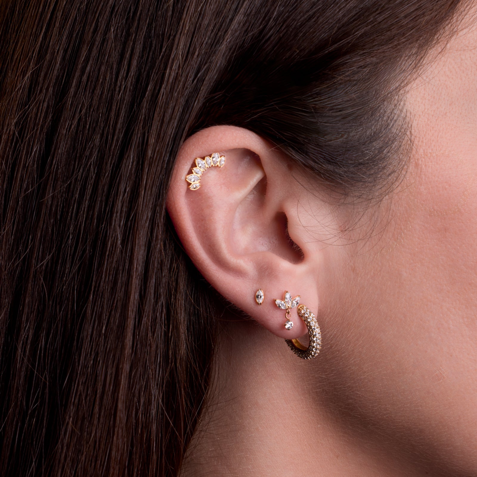 Composition de bijoux de piercing à l'oreille, Isida au deuxième lobe, Monaco au 1er lobe, Iris au 3ème lobe, Celeno à l'hélix.
