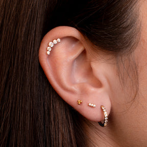 Bijoux de piercing dorés portés - Obsidian Piercing - Algieba / Trinity / Lingot Zircon / Oriel