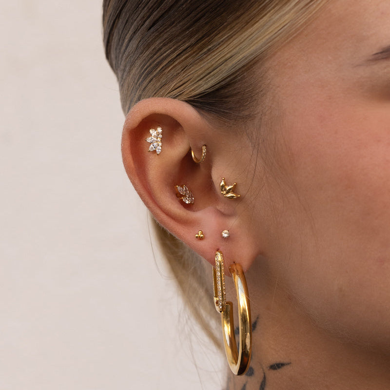 Composition de bijoux de piercing à l'oreille - Obsidian Piercing - Café - Zola à l'hélix, Hestia au conch, Eternity anti-hélix, Colette Tragus, London lobe, Trinity lobe, Kyoto lobe..